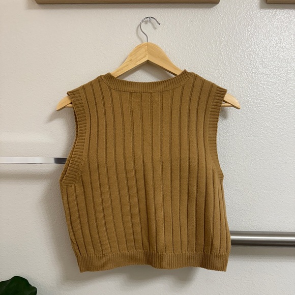 Tan vest - Picture 3 of 3